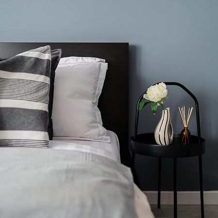 Chic Black & White 2Br Retreat On Dambovitei Bucarest Exterior foto