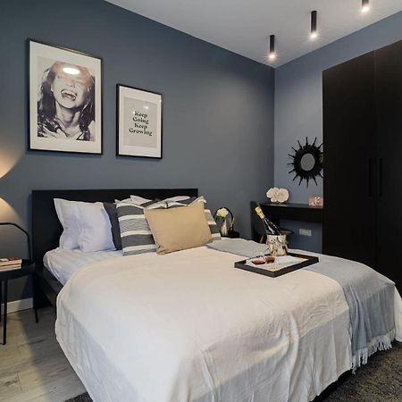 Chic Black & White 2Br Retreat On Dambovitei Bucarest Exterior foto